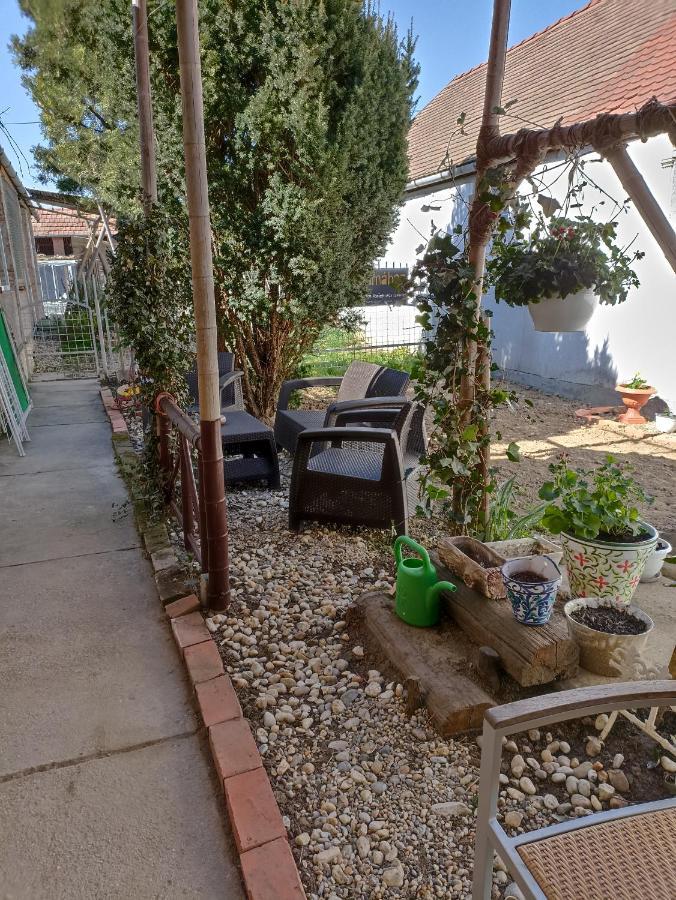 Ferienwohnung Uj Vilag Harkan Exterior foto